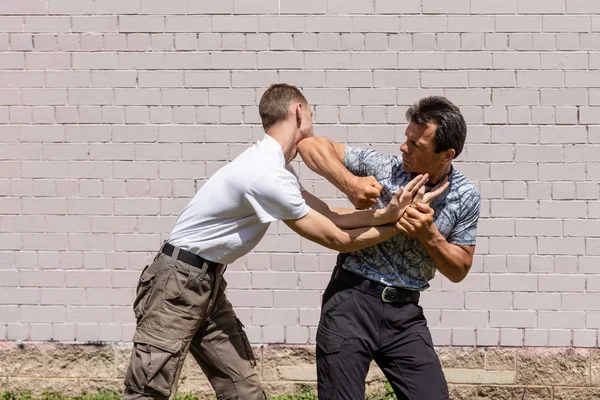 Instructores Artes Marciales Krav Maga Demuestran Técnicas Autodefensa Una Pelea — Foto de Stock