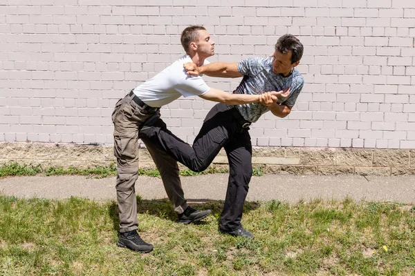 Ein Verteidiger Hält Einen Gegner Der Kleidung Und Tritt Ihm — Stockfoto