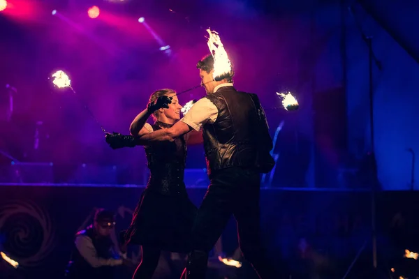 Fire Show Beautiful Young Couple Dancing Fire — Stock Photo, Image