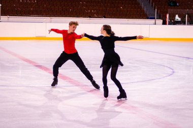 Eş bir elementin duygusal performansı - profesyonel arenada genç atletlerin artistik patinaj eğitimi