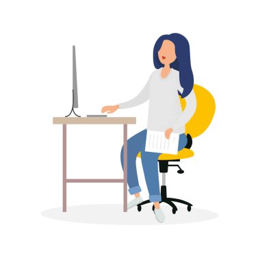İş yerindeki ofis çalışanı. Kız belgeleri hazırlıyor, pazarlama ve tasarım işleriyle uğraşıyor. O bir bilgisayar sandalyesinde oturuyor ve bir bilgisayar üzerinde çalışıyor. Modern vektör illüstrasyonu.