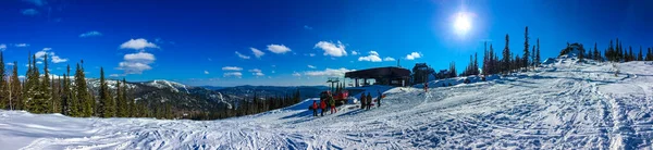 俄罗斯雪勒格什 一个滑雪场的全景 滑雪场上坐着滑雪车 雪山周围环绕着森林 岩石和阴影 — 图库照片