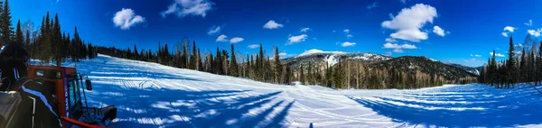 Panorama Sjezdovky Zasněžených Horách Lesy Útesy Stíny Slunečného Počasí Šeregeši — Stock fotografie