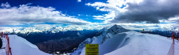 在俄罗斯索契 雪山上滑雪场的全景 四周环绕着森林 岩石和天气晴朗的阴影 在板块上有俄罗斯的 从悬崖上摔下来的危险 不要越过栅栏 — 图库照片