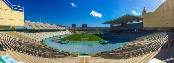 Stadion Olimpijski Słoneczną Pogodę Puste Trybuny Zielone Pole Nikt Barcelona — Zdjęcie stockowe