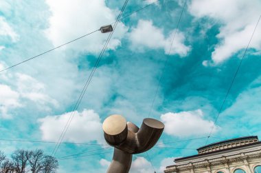 Gebude oder Wahrzeichen in Augsburg im knstlerischen Stil mit krftigem Aquamarin Himmel