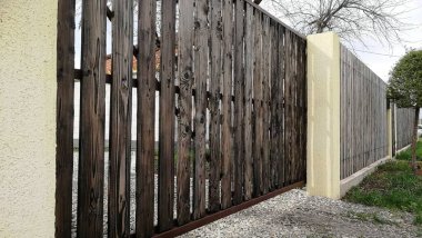 Tahtadan yapılmış sürgülü kapılar