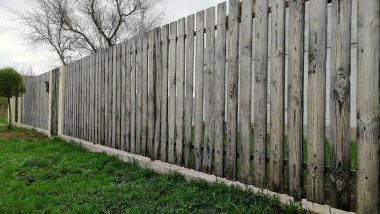 Çit eski ahşaptan yapılmış.