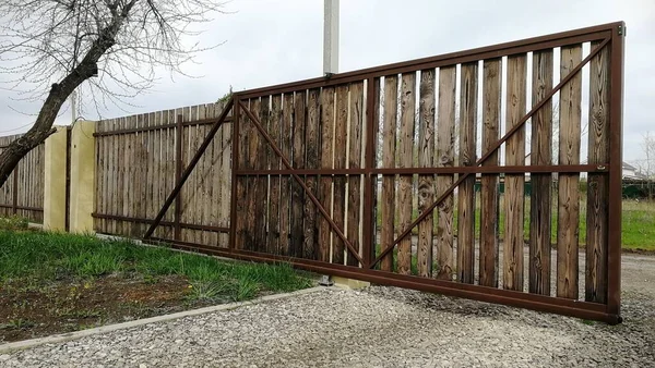 Tahtadan yapılmış sürgülü kapılar