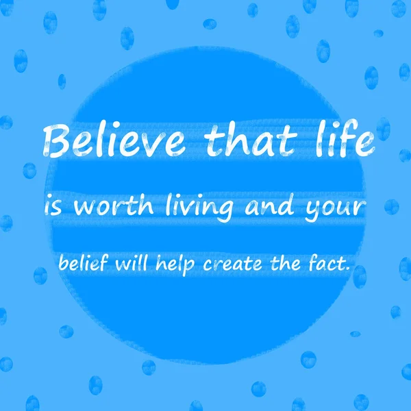 Acredite que a vida vale a pena ser vivida e sua crença ajudará a criar o fato.Citação de motivação inspiradora criativa Concept On Blue dot pattern Fundo . — Fotografia de Stock