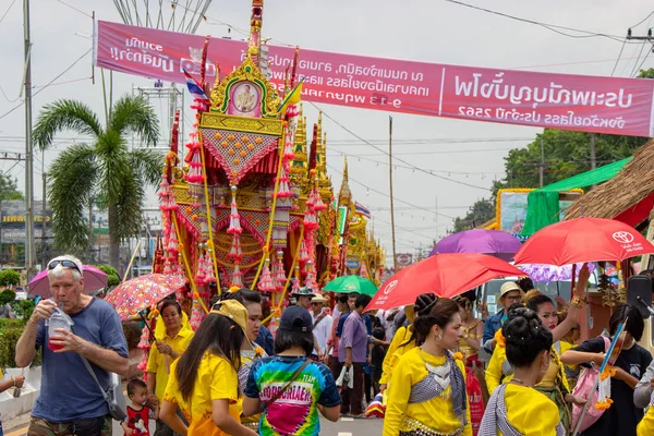 Yasothon, Tailândia - 11 de maio de 2019: Grupo de dança tradicional tailandesa — Fotografia de Stock