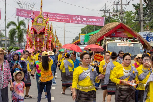 Yasothon, Thailand - 11 mei 2019: Traditionele Thaise dansgroep — Stockfoto