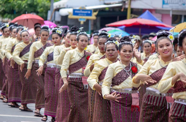 Yasothon, Thailand - May 11 2019: Traditional thai dance groupe — Stock Photo, Image