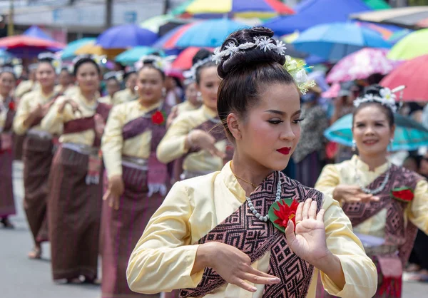 Yasothon, Thailand - May 11 2019：traditional thai dance groupe — 图库照片