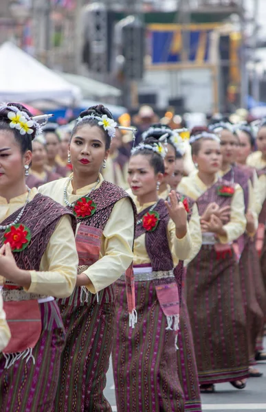 Yasothon, Thailand - May 11 2019: Traditional thai dance groupe — Stock Photo, Image