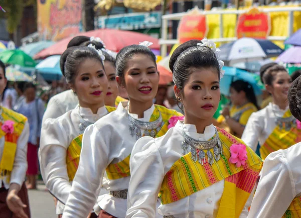 Yasothon, Tailandia - 11 de mayo de 2019: Grupo de danza tailandesa tradicional —  Fotos de Stock