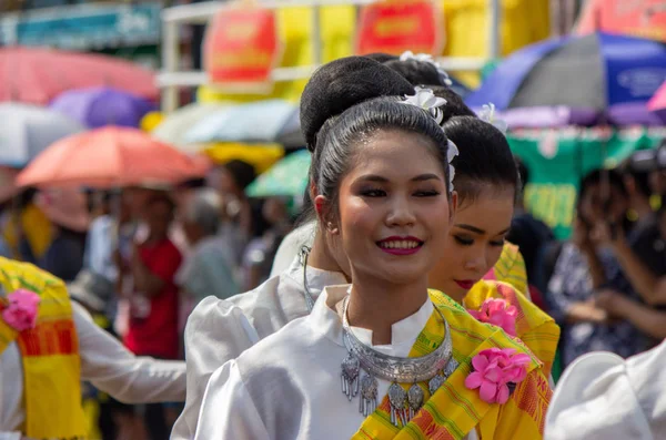 Yasothon, Tailandia - 11 de mayo de 2019: Grupo de danza tailandesa tradicional —  Fotos de Stock