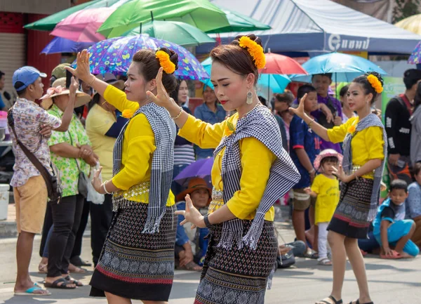 Yasothon, Thailand - May 11 2019：traditional thai dance groupe — 图库照片