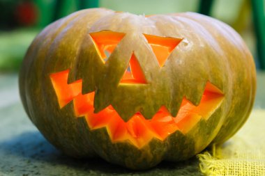 Cadılar Bayramı için gülümseyen balkabağı.