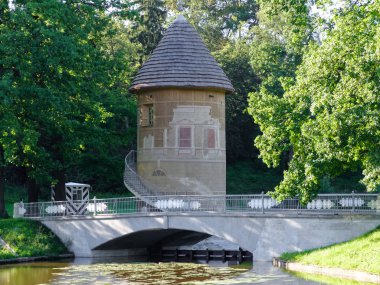 Pavlovsk Park, Saint-Petersburg bir nehir üzerinde eski köprü.