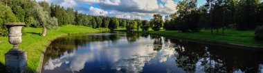 Eski köprü Nehri Pavlovsk Park Saint-Petersburg.