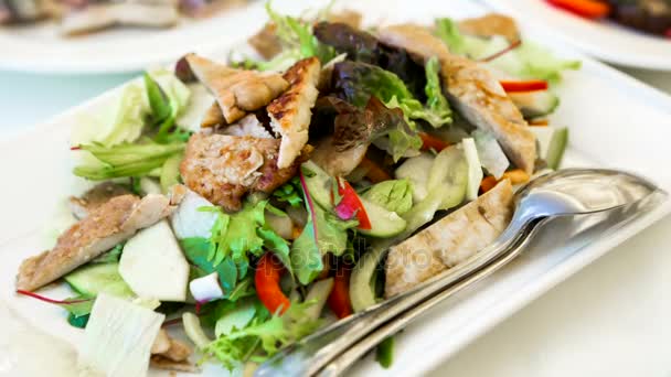 Mesa con un plato de ensalada mixta en el restaurante . — Vídeo de stock