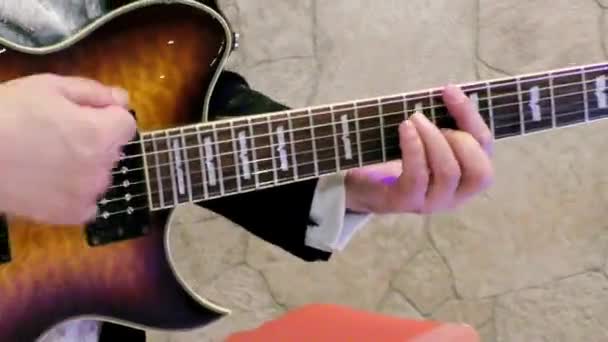 Guitarra - instrumento musical de cordas . — Vídeo de Stock