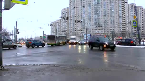 Sint-Petersburg, Rusland, 15 februari 2016: Het verkeer van voertuigen op straat. — Stockvideo