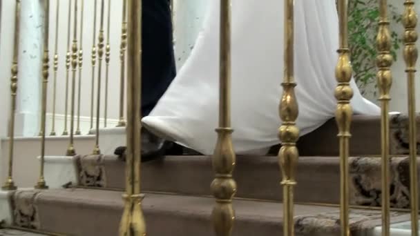 Novia y novio van a la ceremonia de la boda . — Vídeos de Stock