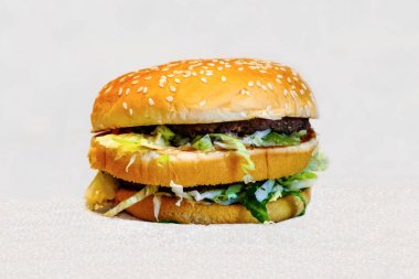 Hamburger, sağlıksız hızlı yemek yeme. Yüksek kalorili gıdalar teşvik obezite.