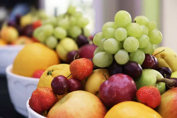 Mix meyve ve çilek kapatın.