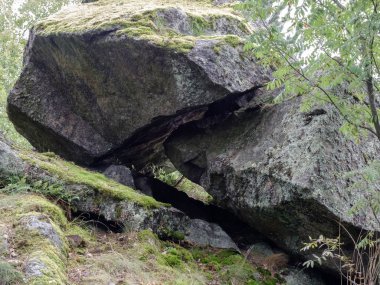 Büyük kayalar - dolmen.
