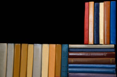 Çok renkli kapak kitaplarında ile yığın. Kütüphane kitapçı var. Kağıt kitap okuma. Bilgi ders kitaplarında. Eski kitaplar perorally yaprak.