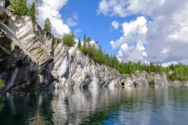 Büyük ve büyük beyaz mermer Kanyon.