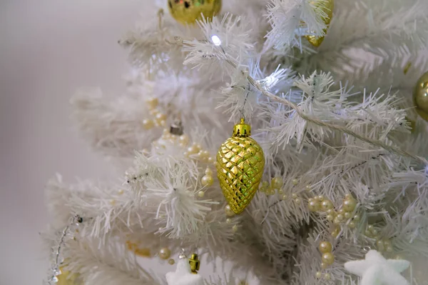 Weißtanne Mit Blinkenden Lichtergirlanden Neujahrsferien Künstlich Geschmückter Weihnachtsbaum Mit Spielzeug — Stockfoto