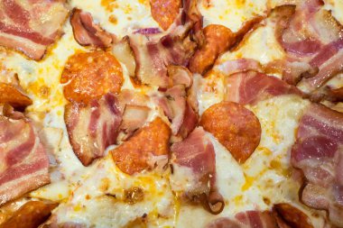 Hizmet veren Pizza jambon ve peynir ile kapatmak.