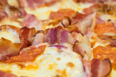 Hizmet veren Pizza jambon ve peynir ile kapatmak.