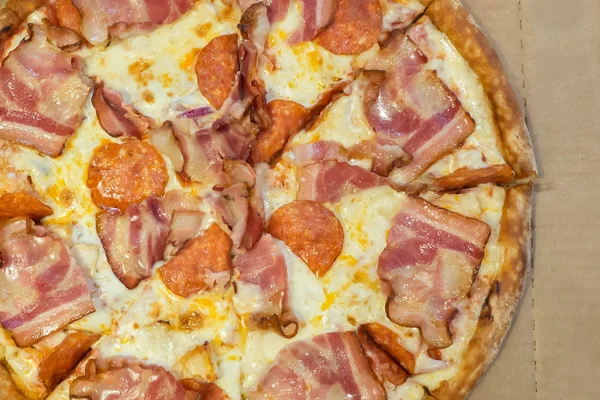 Servindo Pizza com presunto e queijo perto . — Fotografia de Stock