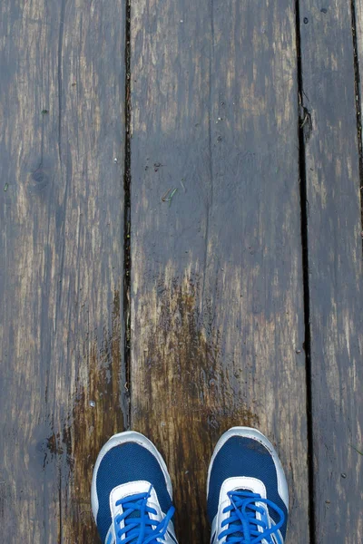 Ноги на фоне мокрых деревянных досок . — стоковое фото