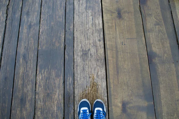 Piedi sullo sfondo di tavole di legno bagnato dopo la pioggia . — Foto Stock