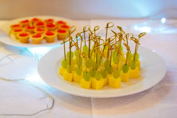 Canapeetjes met kaas en druiven brochettes. — Stockfoto