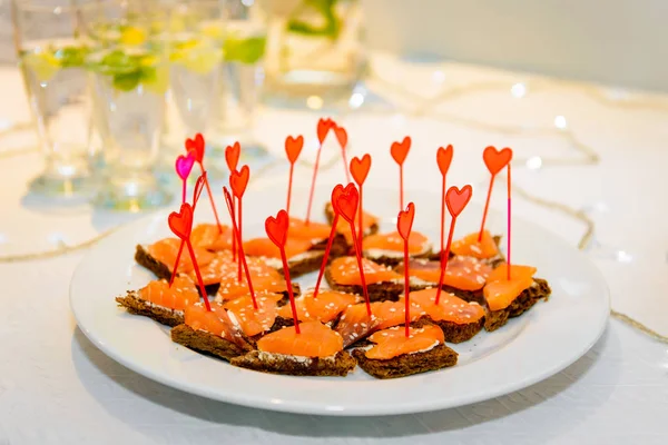 Canapeetjes met kaas en druiven brochettes. — Stockfoto