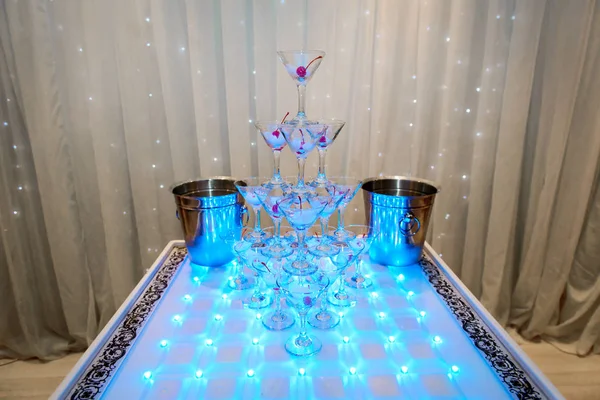 A pyramid of clear champagne glasses at the party. — Stock Photo, Image