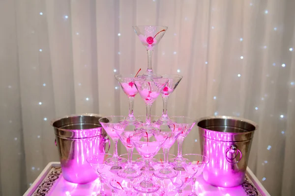 A pyramid of clear champagne glasses at the party. — Stock Photo, Image