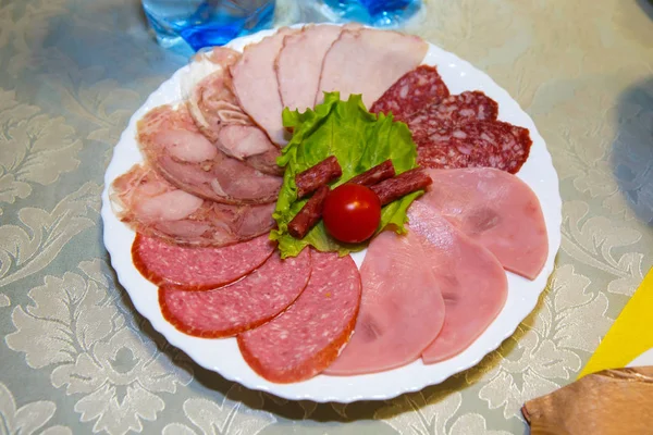 Tocino y salami en la mesa . — Foto de Stock