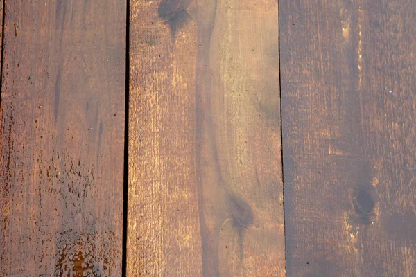 Bordo di legno duro naturale è bagnato dopo pioggia . — Foto Stock