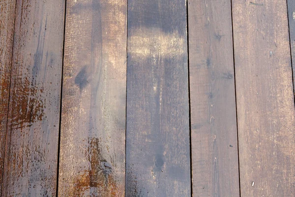 Placa de madeira natural está molhada após a chuva . — Fotografia de Stock