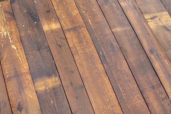 Placa de madeira natural está molhada após a chuva . — Fotografia de Stock