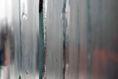 Buğulu cam Windows buzlu saksı akışları ile.