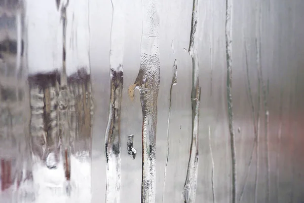 Finestre di vetro Misted con flussi in vaso ghiacciati . — Foto Stock